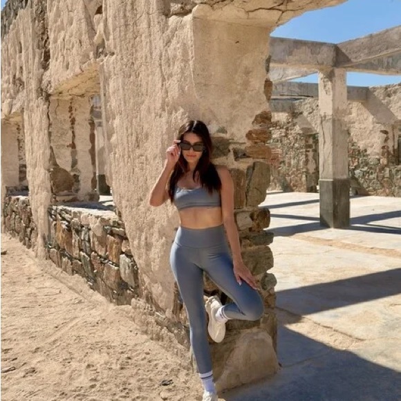 Alo Yoga 7/8 High Waist Airlift Leggings and Bra in Steel Grey